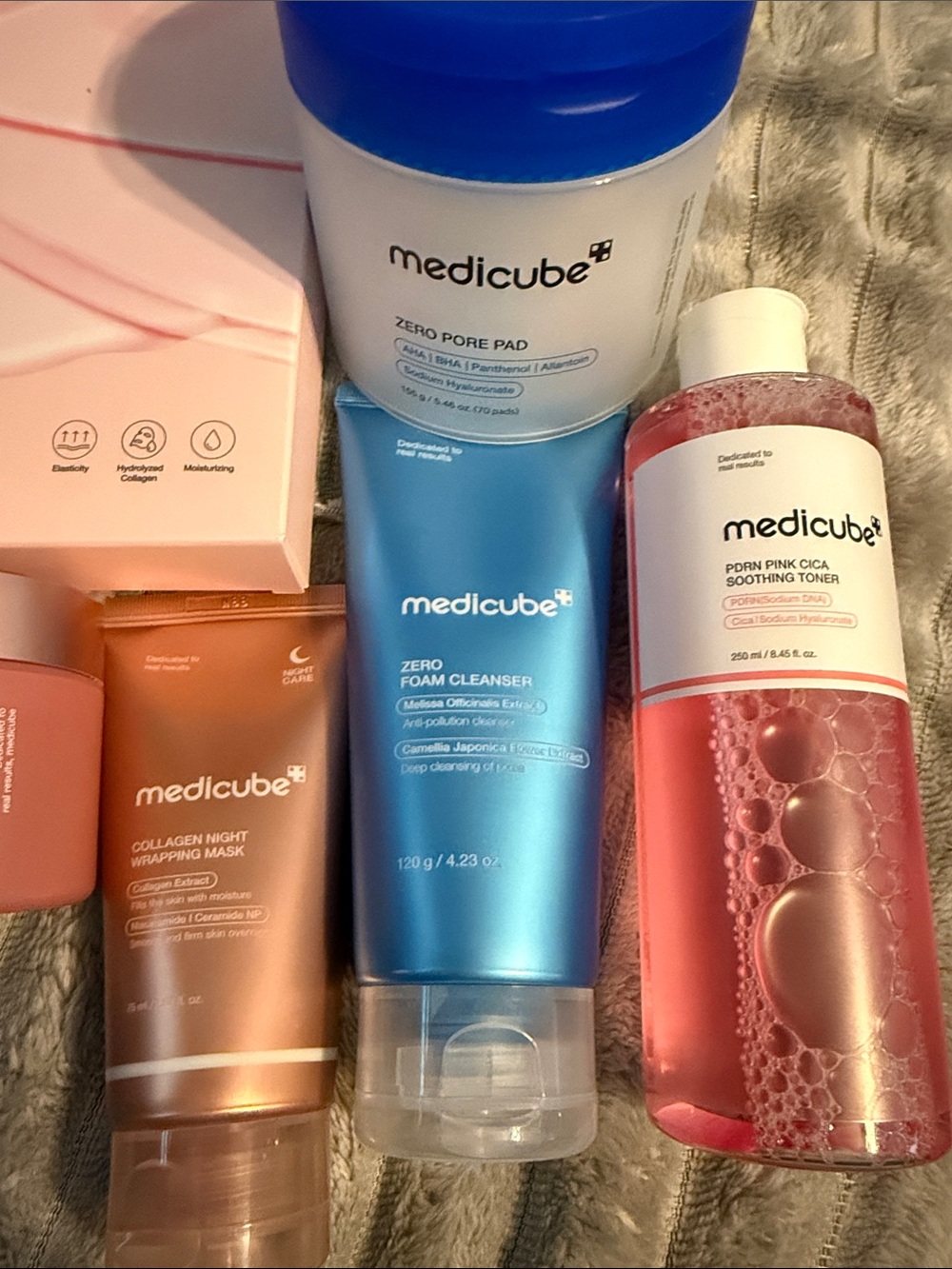 Medicube Pink & Blue Women’s Skincare Moisturizer Set - Picture 3 of 3